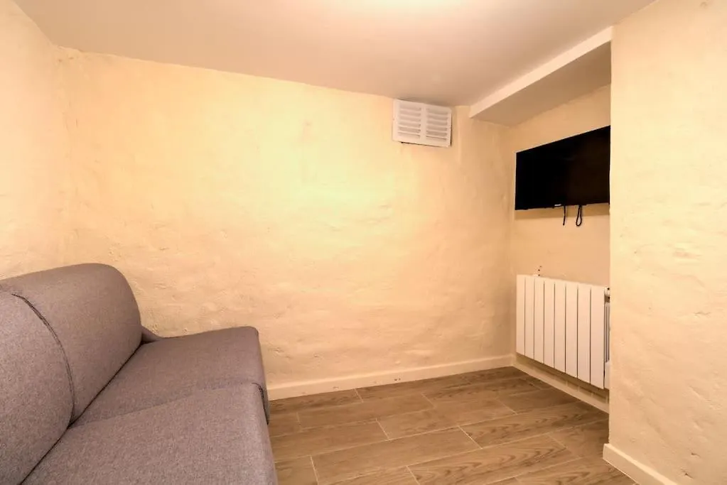 6pers # Pere Lachaise # Voltaire # 11 Apartman *
